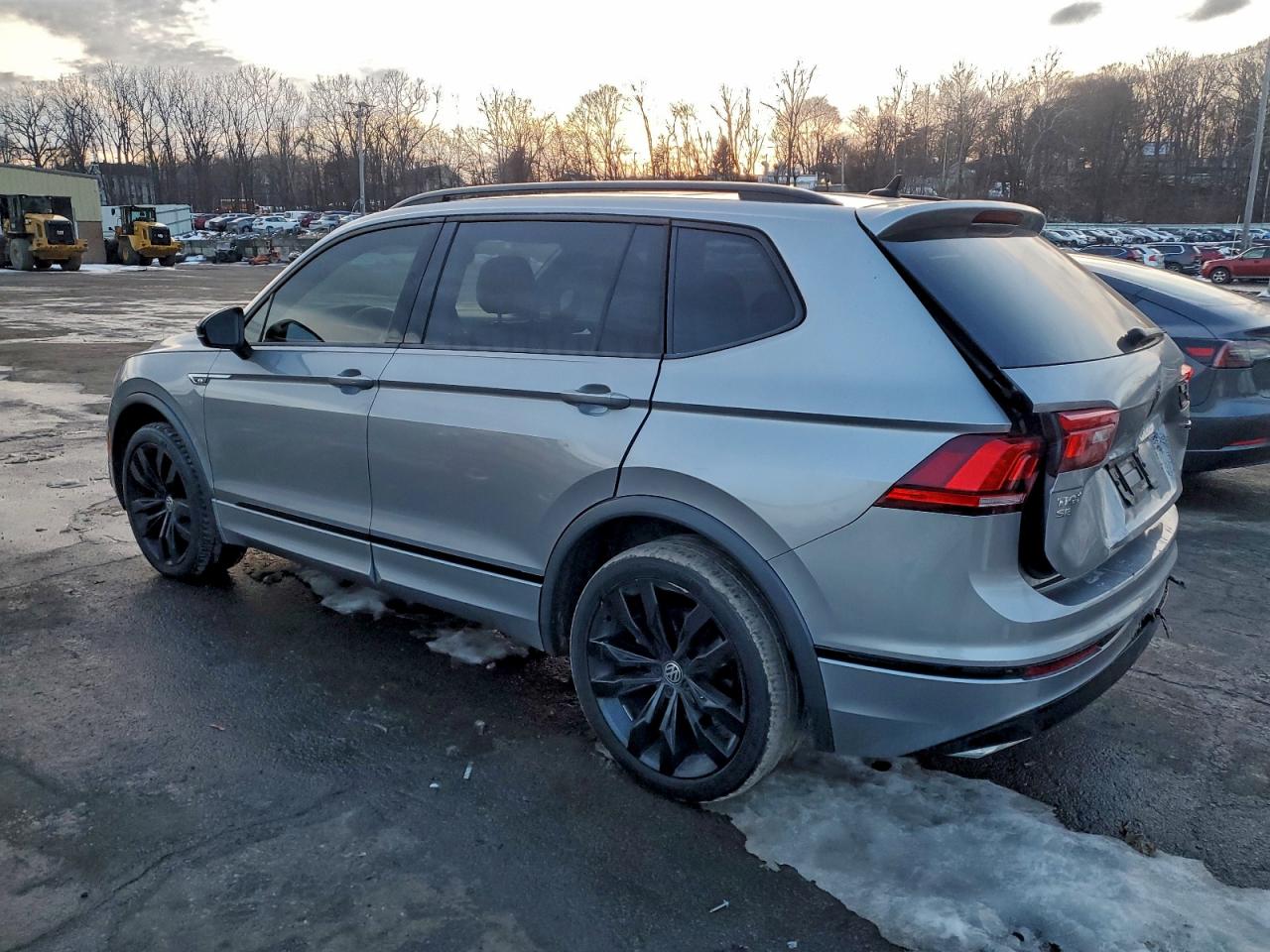2021 VOLKSWAGEN TIGUAN SE photo 2