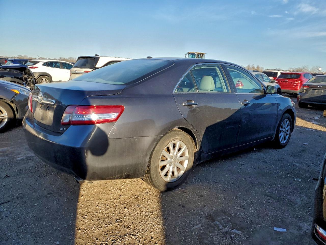 2011 TOYOTA CAMRY BASE photo 3