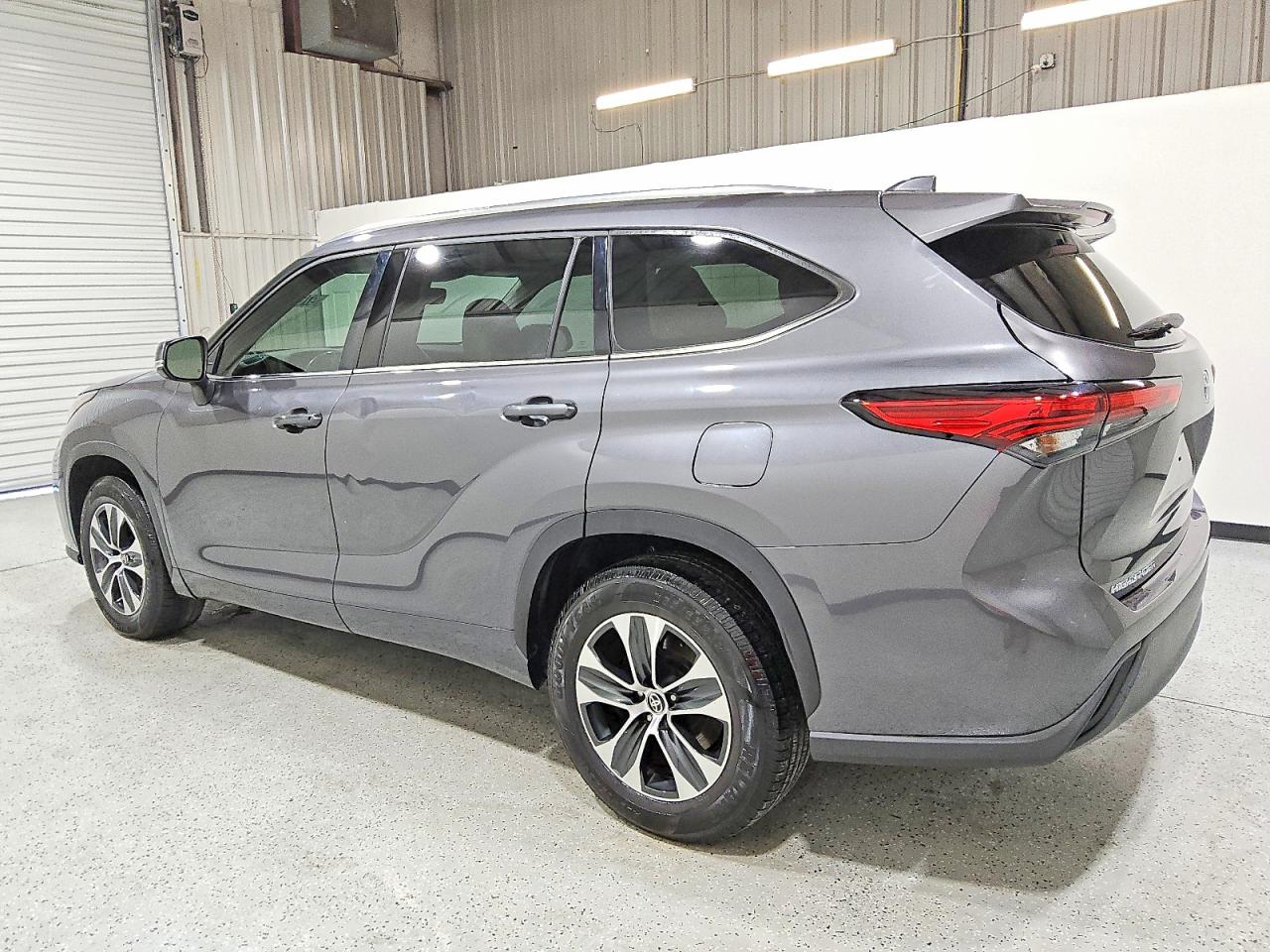 2021 TOYOTA HIGHLANDER XLE photo 2