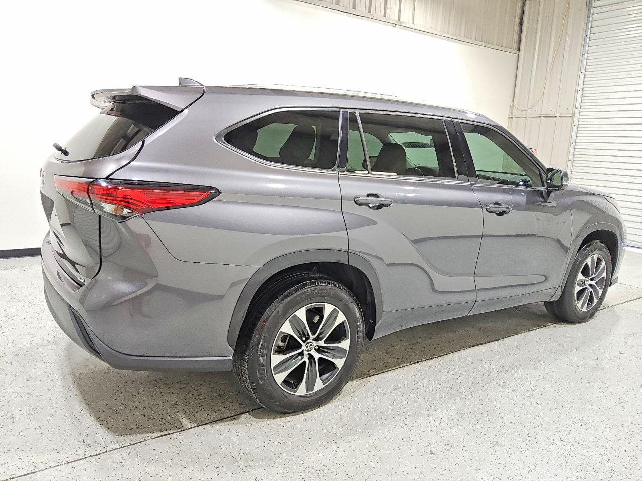 2021 TOYOTA HIGHLANDER XLE photo 3