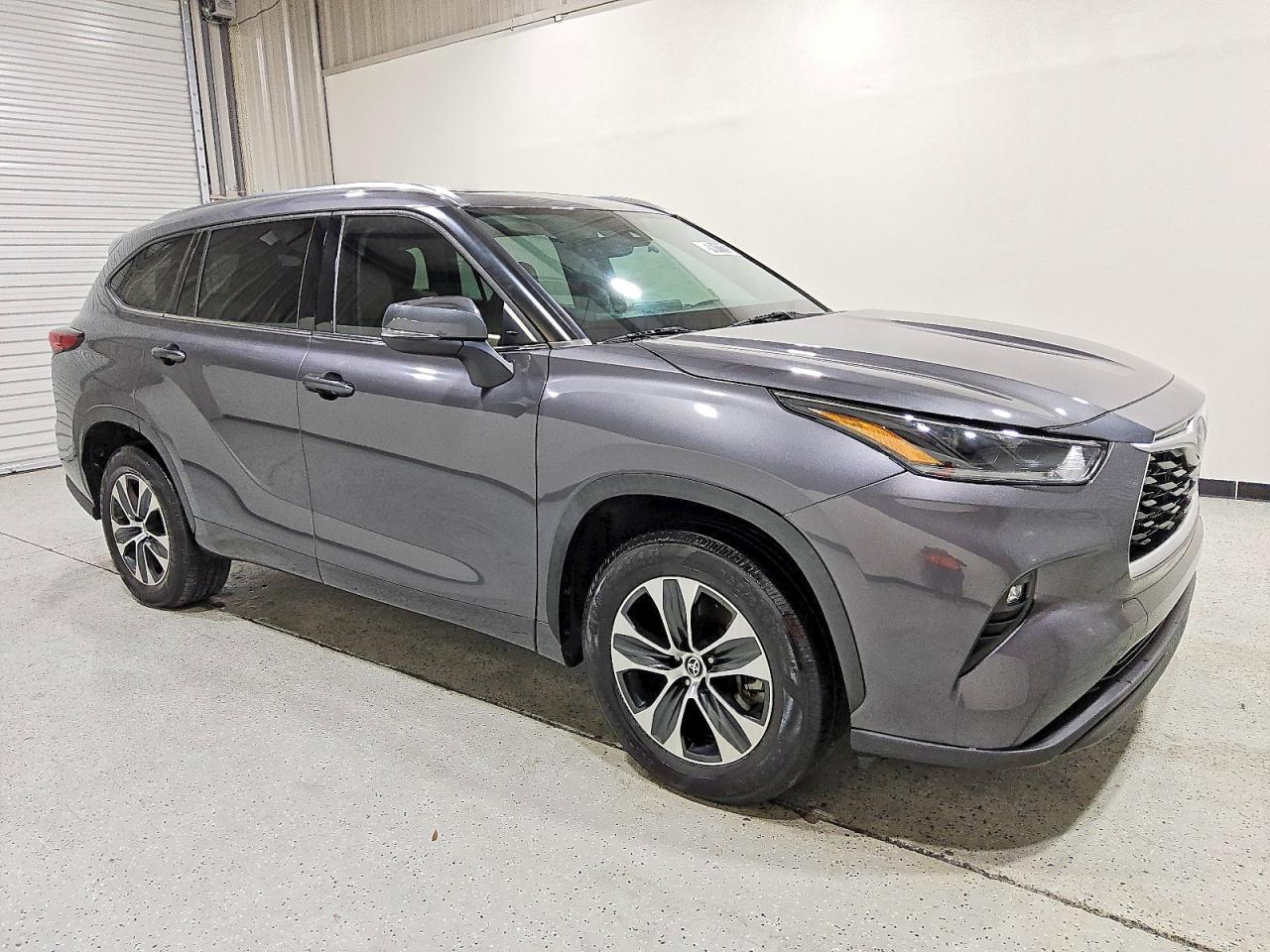 2021 TOYOTA HIGHLANDER XLE photo 4