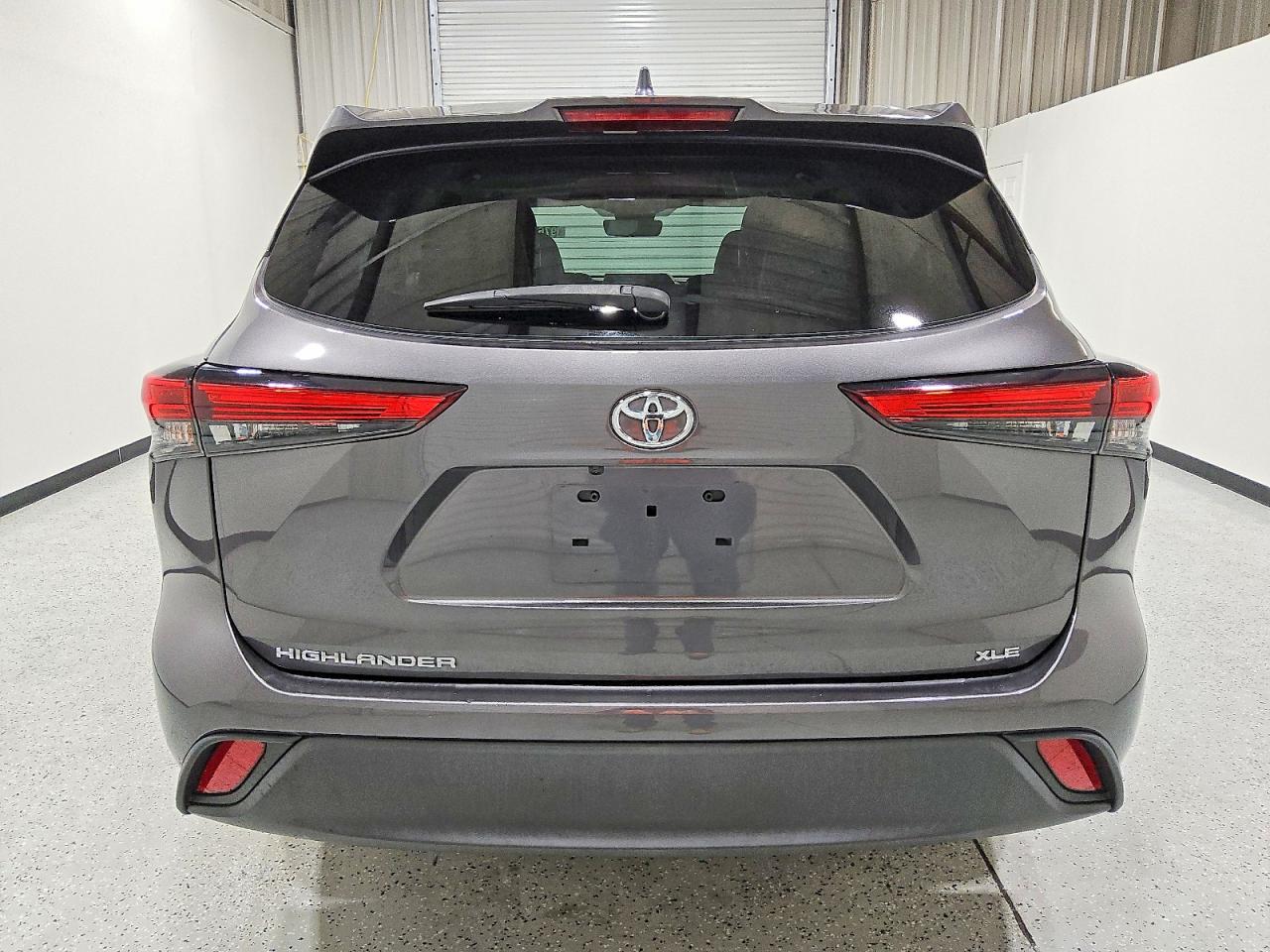 2021 TOYOTA HIGHLANDER XLE photo 6