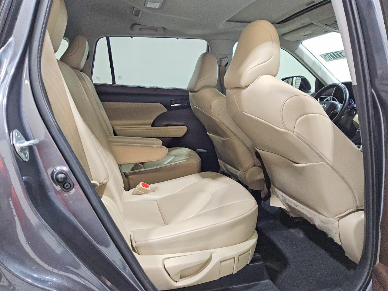 2021 TOYOTA HIGHLANDER XLE photo 11