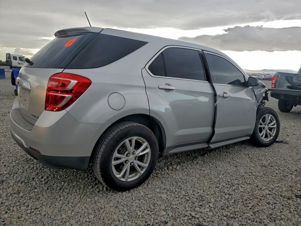2017 CHEVROLET EQUINOX LS photo 3
