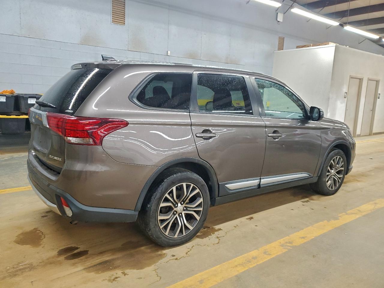 2017 MITSUBISHI OUTLANDER ES photo 7