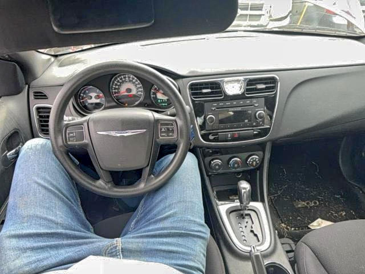2013 CHRYSLER 200 LX photo 9