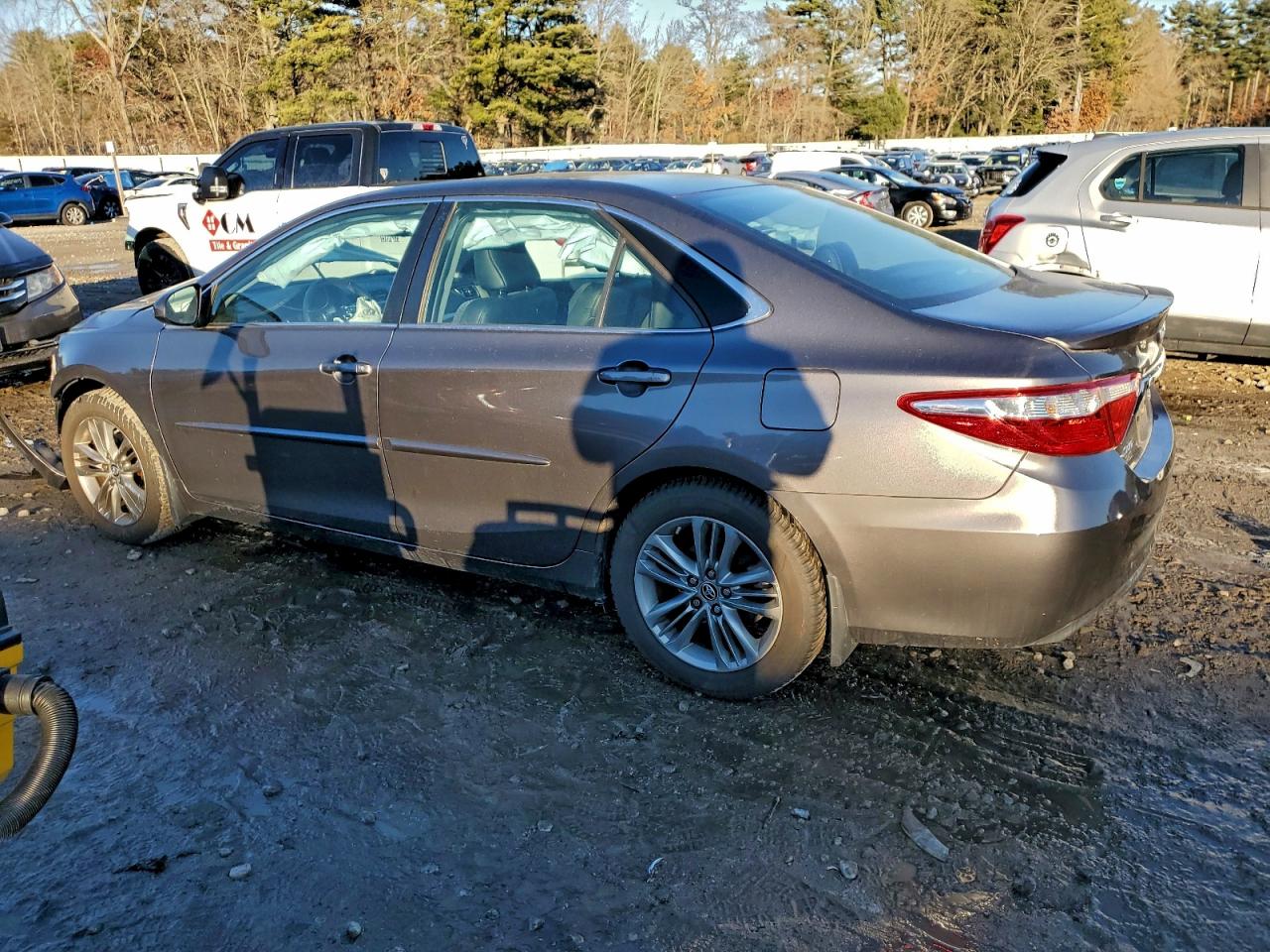 2015 TOYOTA CAMRY LE photo 2