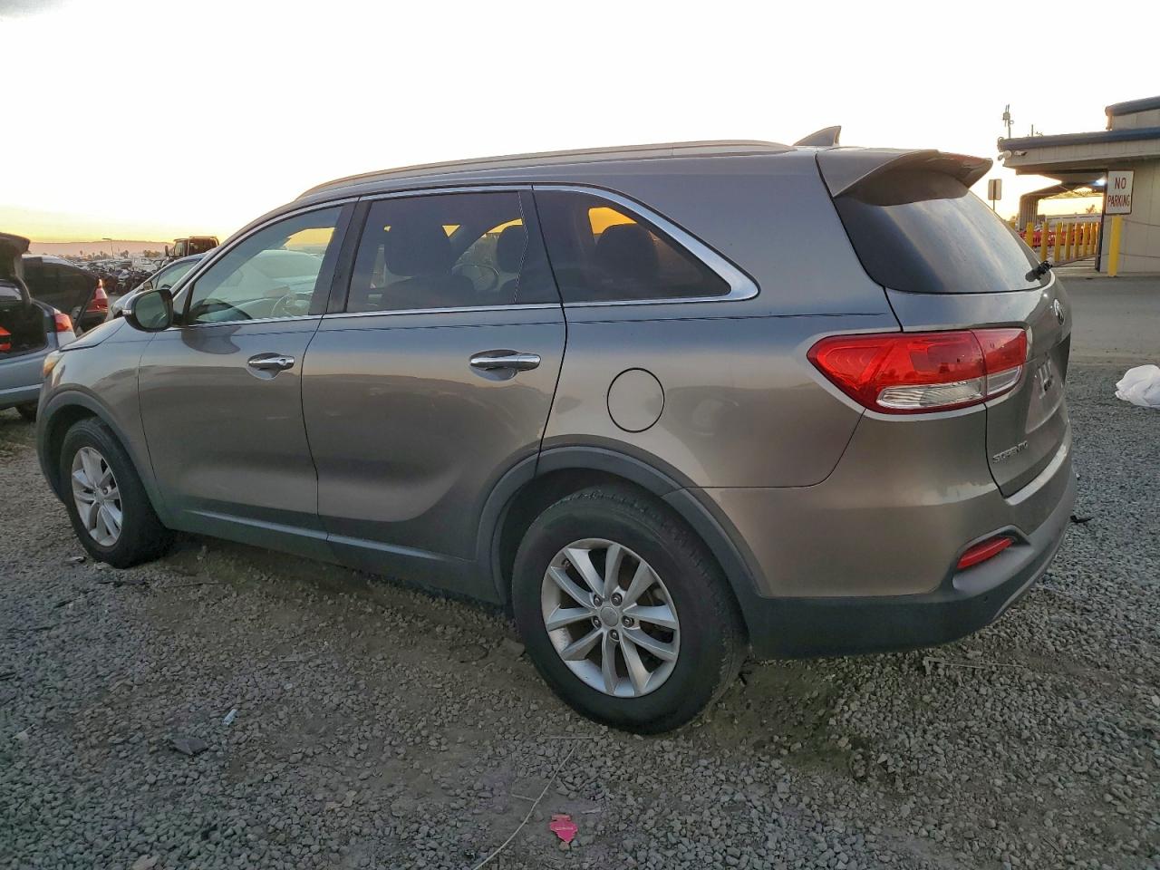 2016 KIA SORENTO LX photo 3