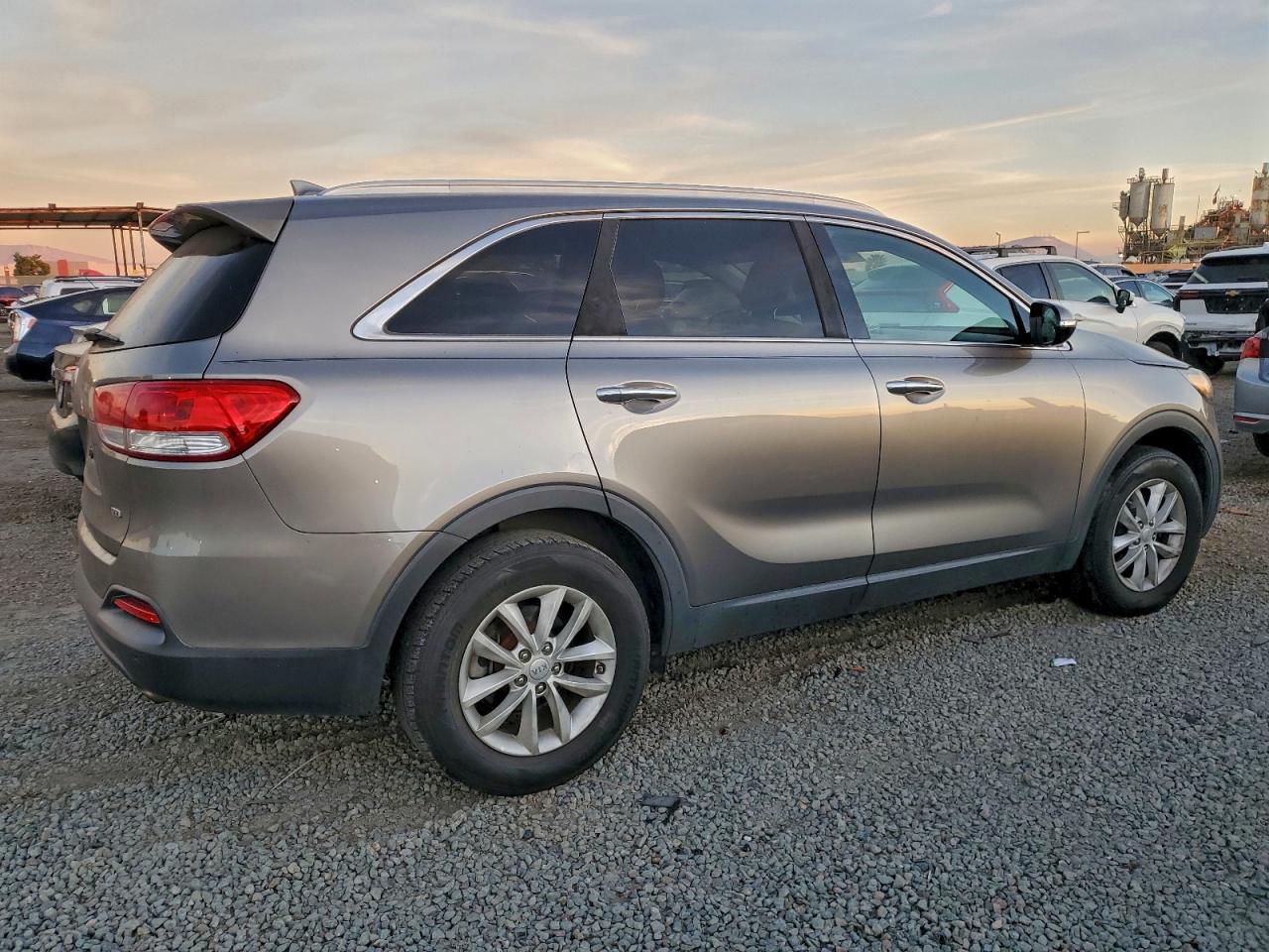 2016 KIA SORENTO LX photo 5