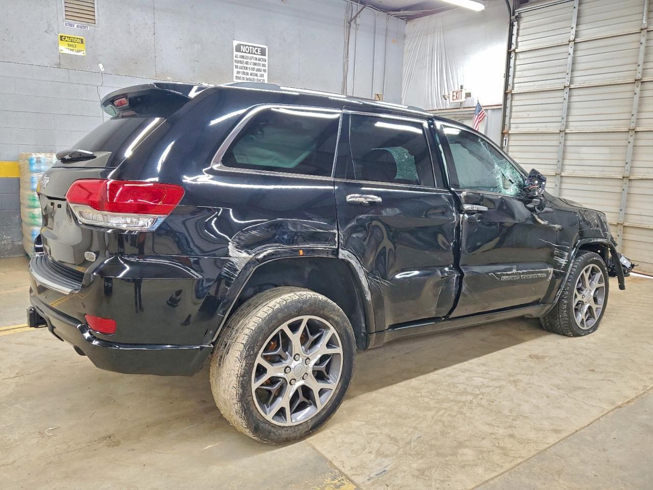 2020 JEEP GRAND CHEROKEE OVERLAND photo 3
