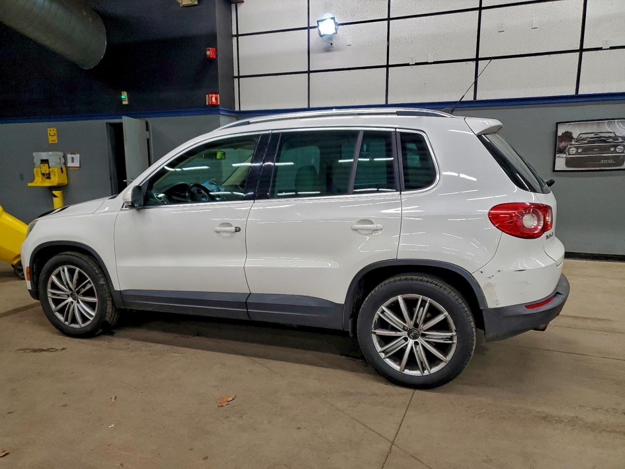 2011 VOLKSWAGEN TIGUAN S photo 2