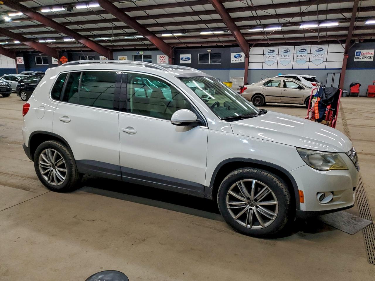 2011 VOLKSWAGEN TIGUAN S photo 4