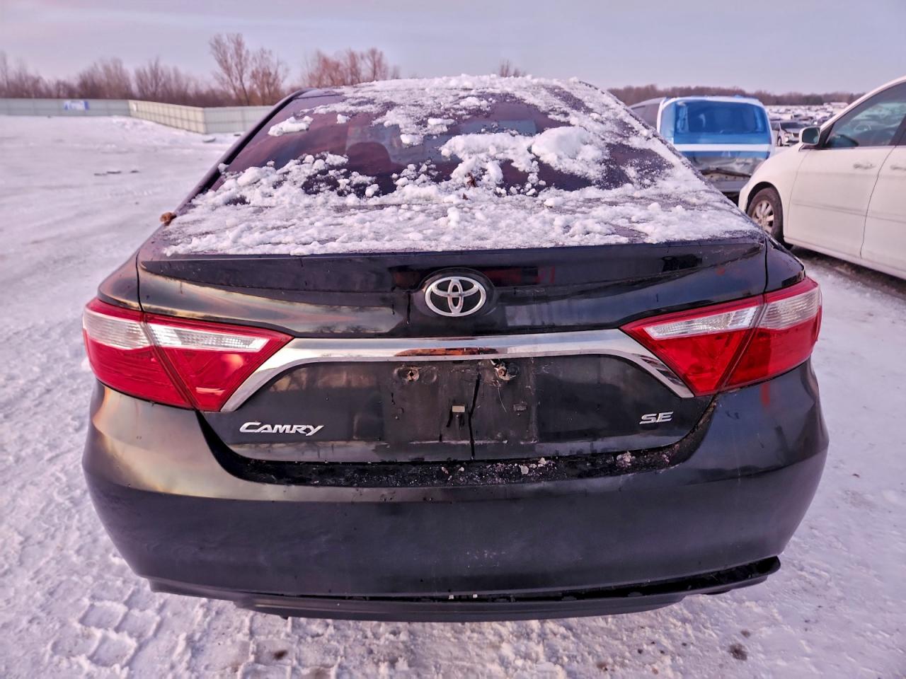2015 TOYOTA CAMRY SE photo 6