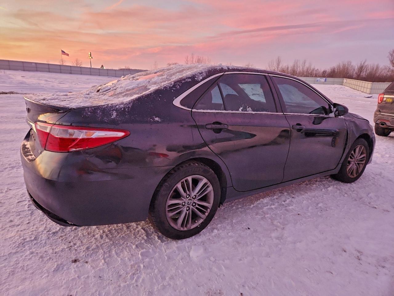 2015 TOYOTA CAMRY SE photo 3