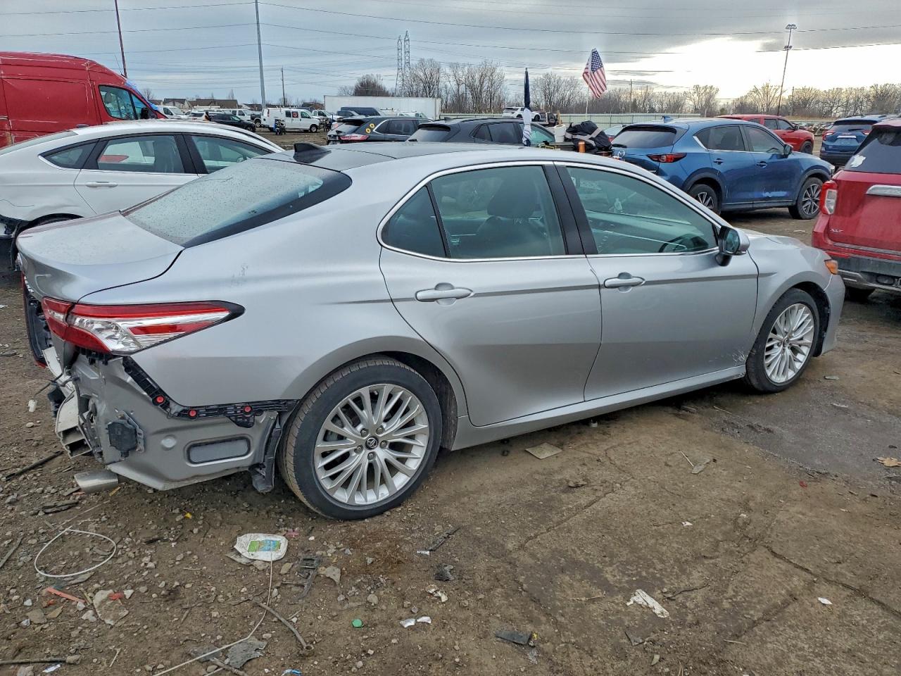 2018 TOYOTA CAMRY L photo 3