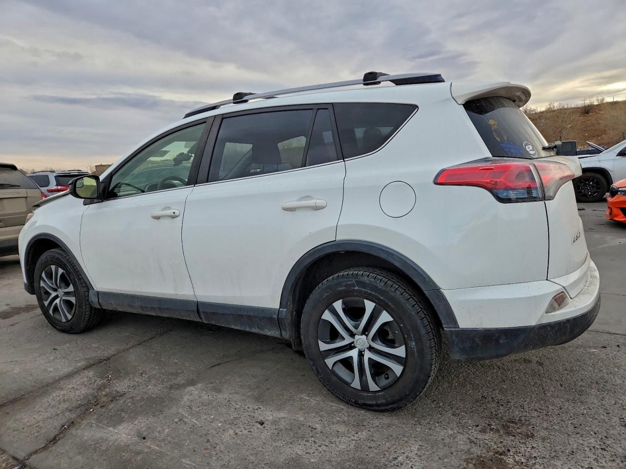 2018 TOYOTA RAV4 LE photo 2