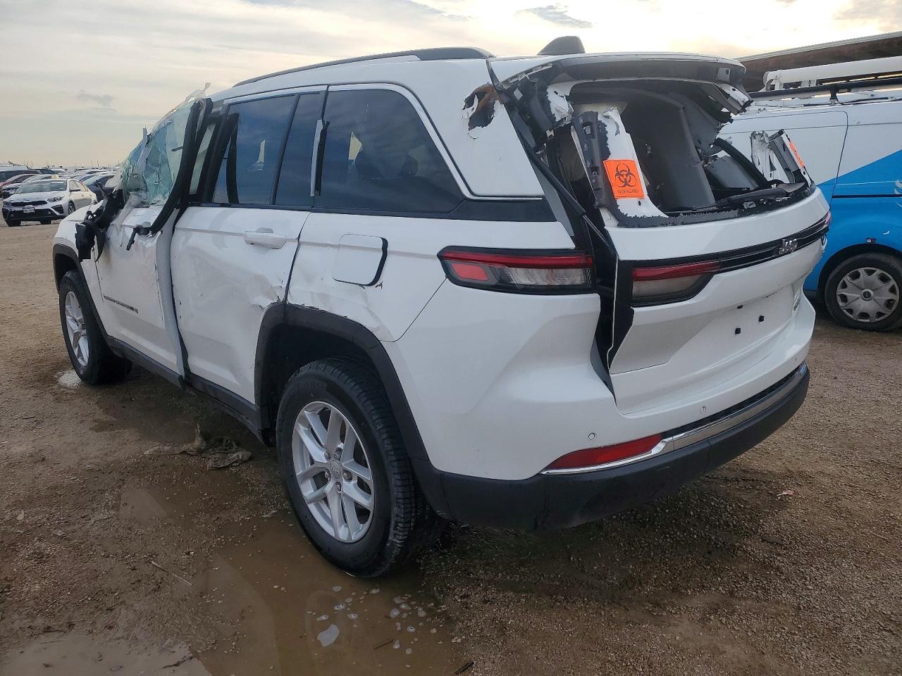 2023 JEEP GRAND CHEROKEE LAREDO photo 2