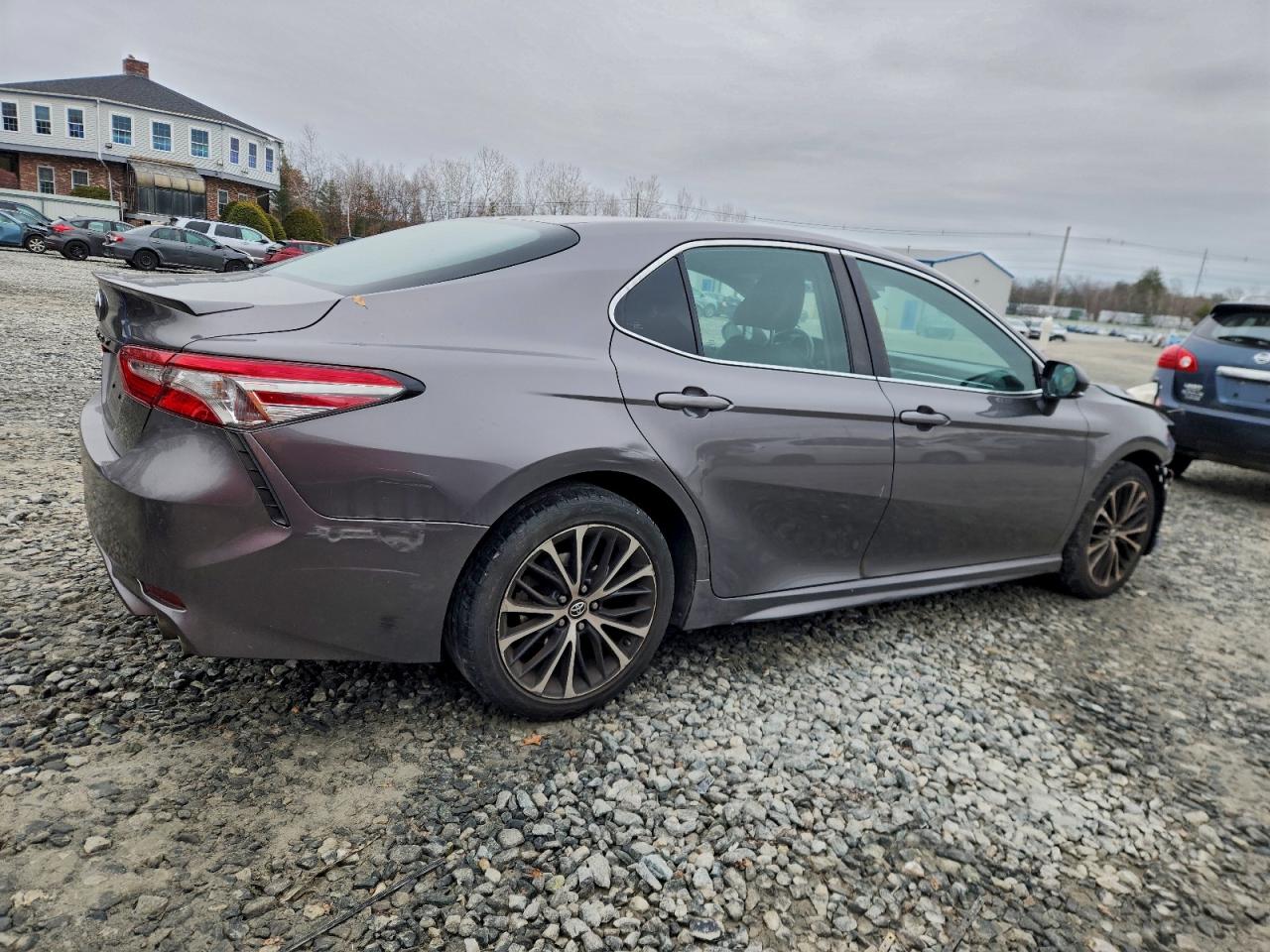 2018 TOYOTA CAMRY L photo 3