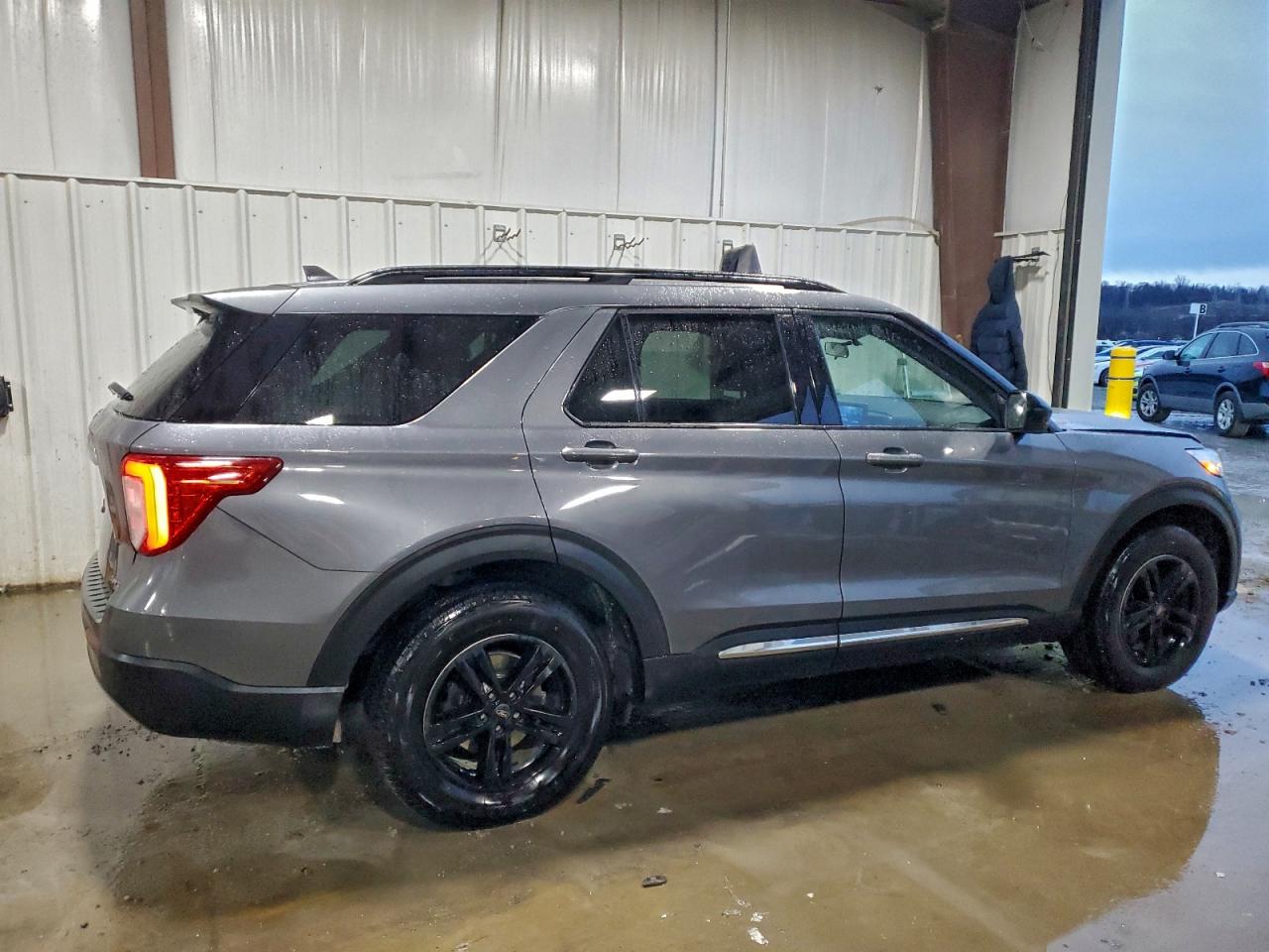 2021 FORD EXPLORER XLT photo 3