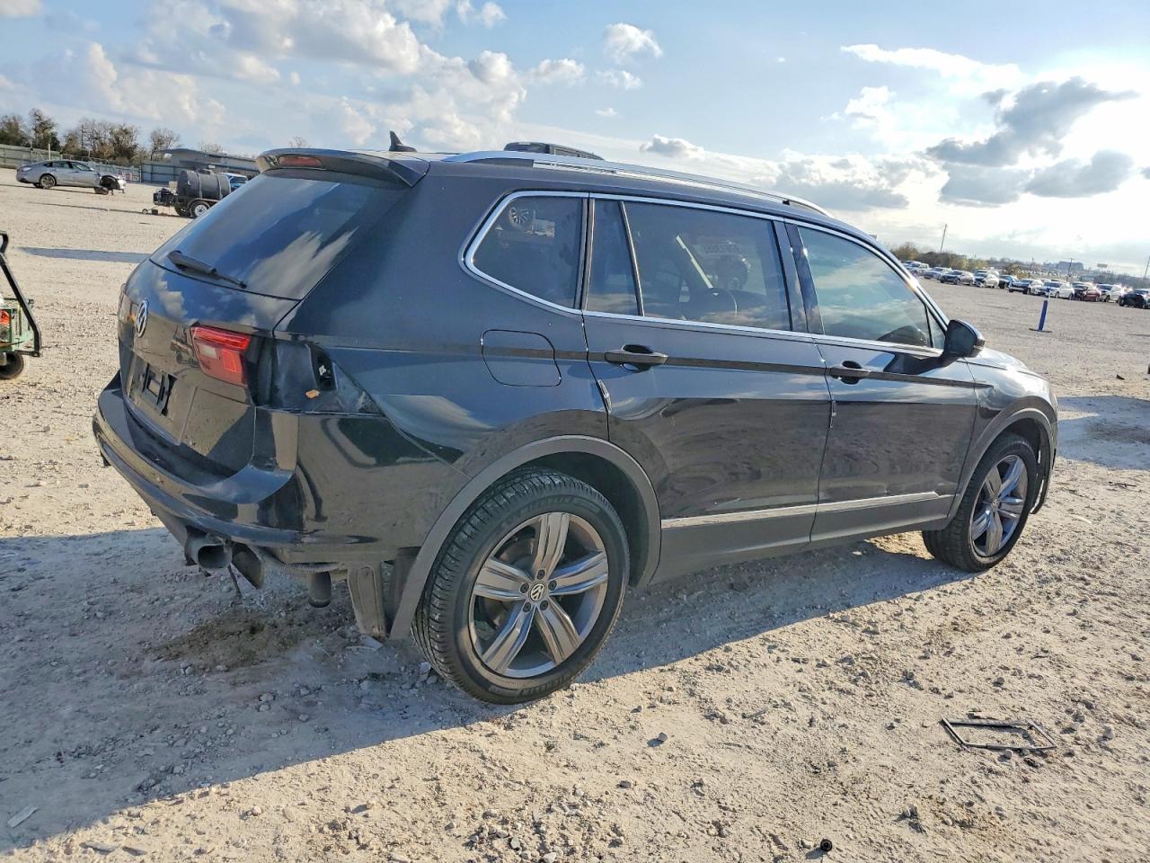 2020 VOLKSWAGEN TIGUAN SE photo 3