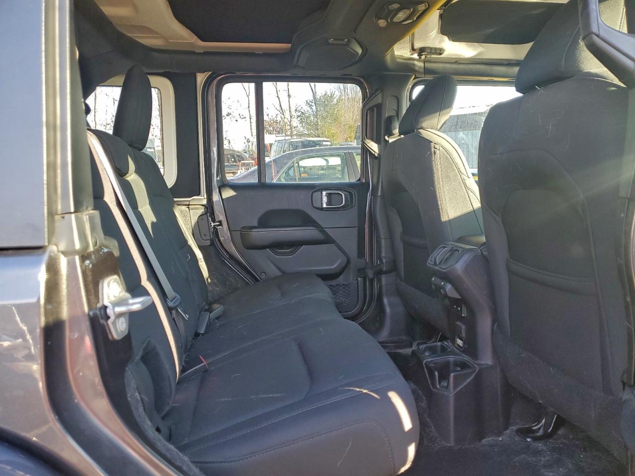 2018 JEEP WRANGLER UNLIMITED SAHARA photo 21