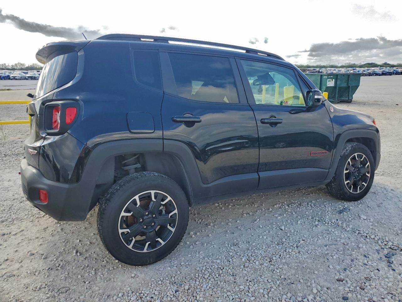 2023 JEEP RENEGADE TRAILHAWK photo 3