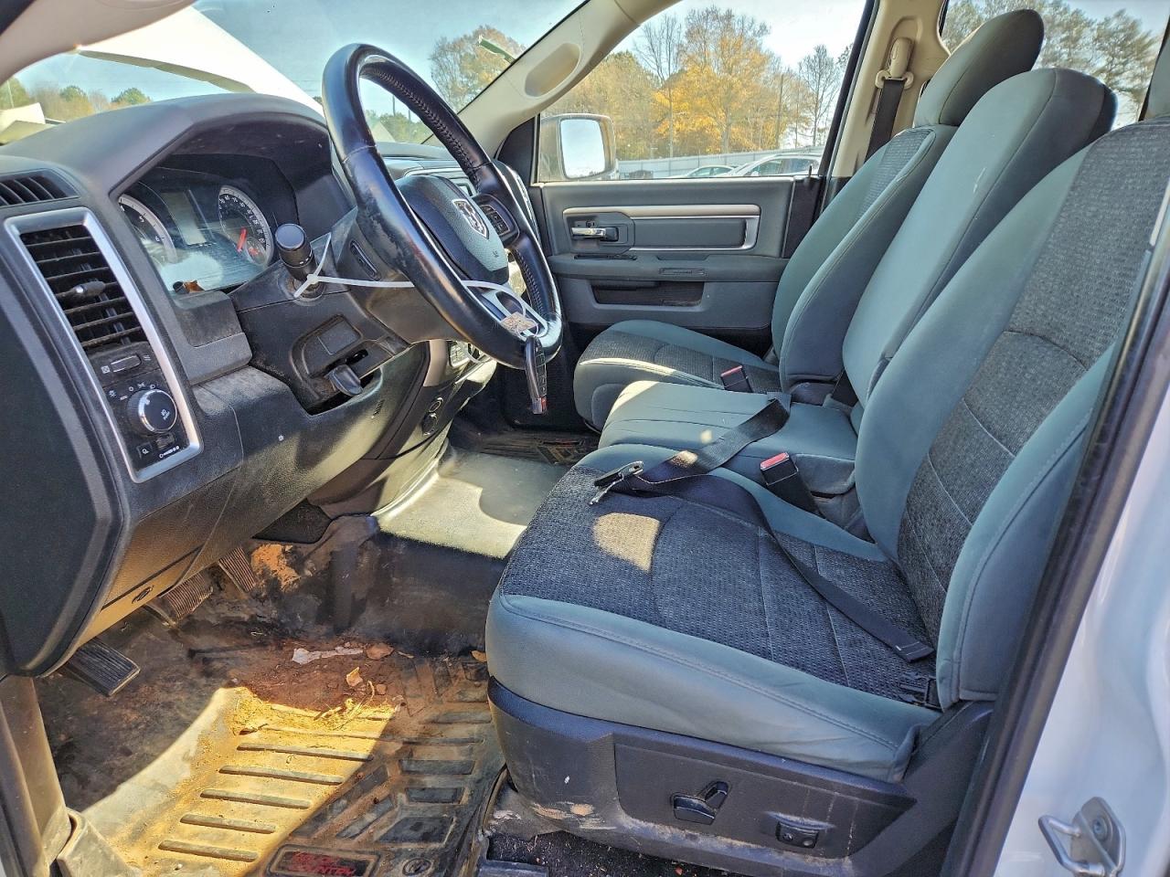 2015 RAM 1500 SLT photo 7