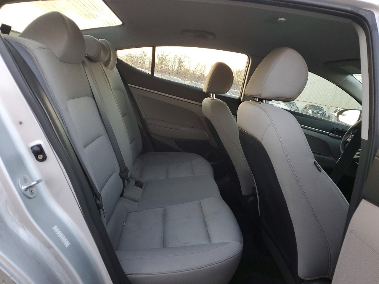2017 HYUNDAI ELANTRA SE photo 10