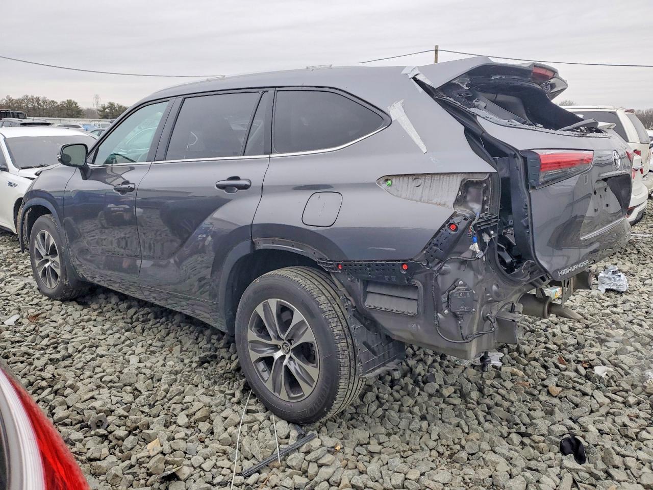 2022 TOYOTA HIGHLANDER XLE photo 2