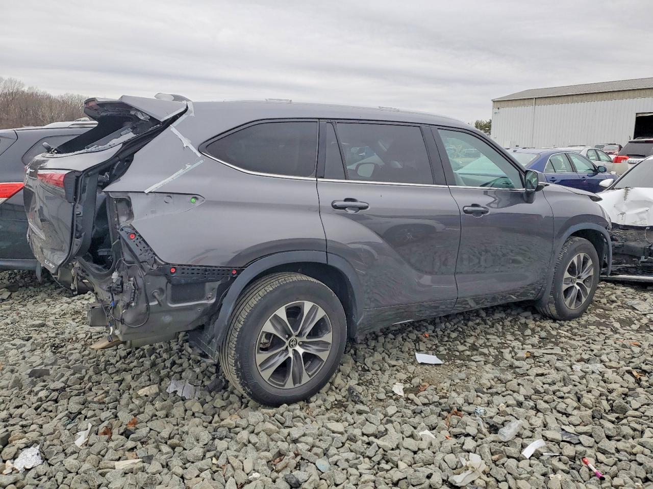 2022 TOYOTA HIGHLANDER XLE photo 3