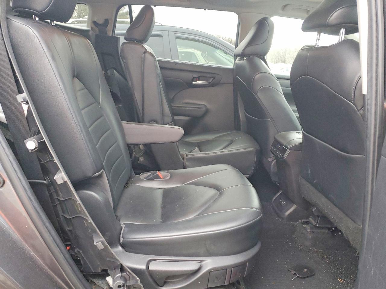 2022 TOYOTA HIGHLANDER XLE photo 11
