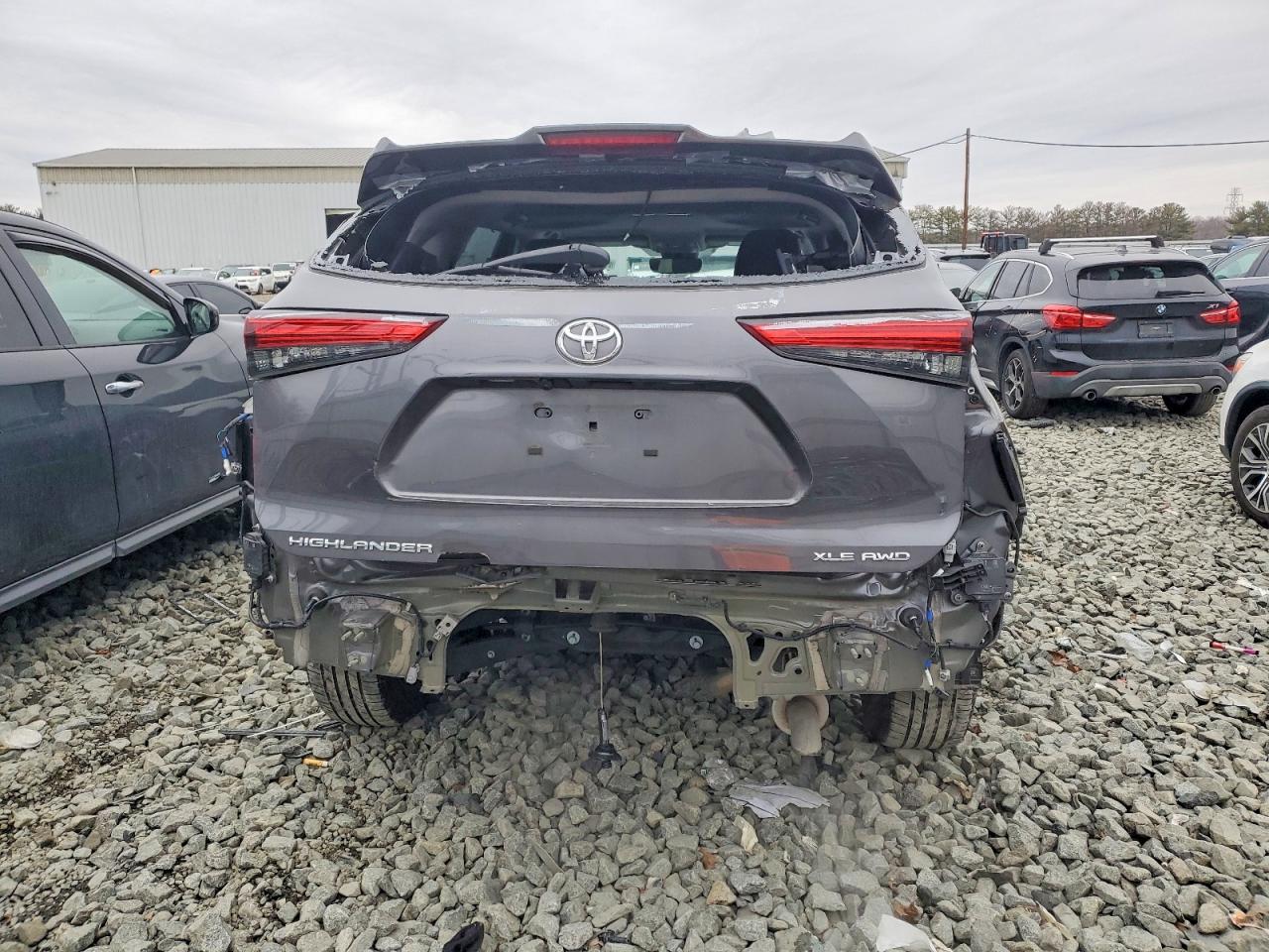 2022 TOYOTA HIGHLANDER XLE photo 6