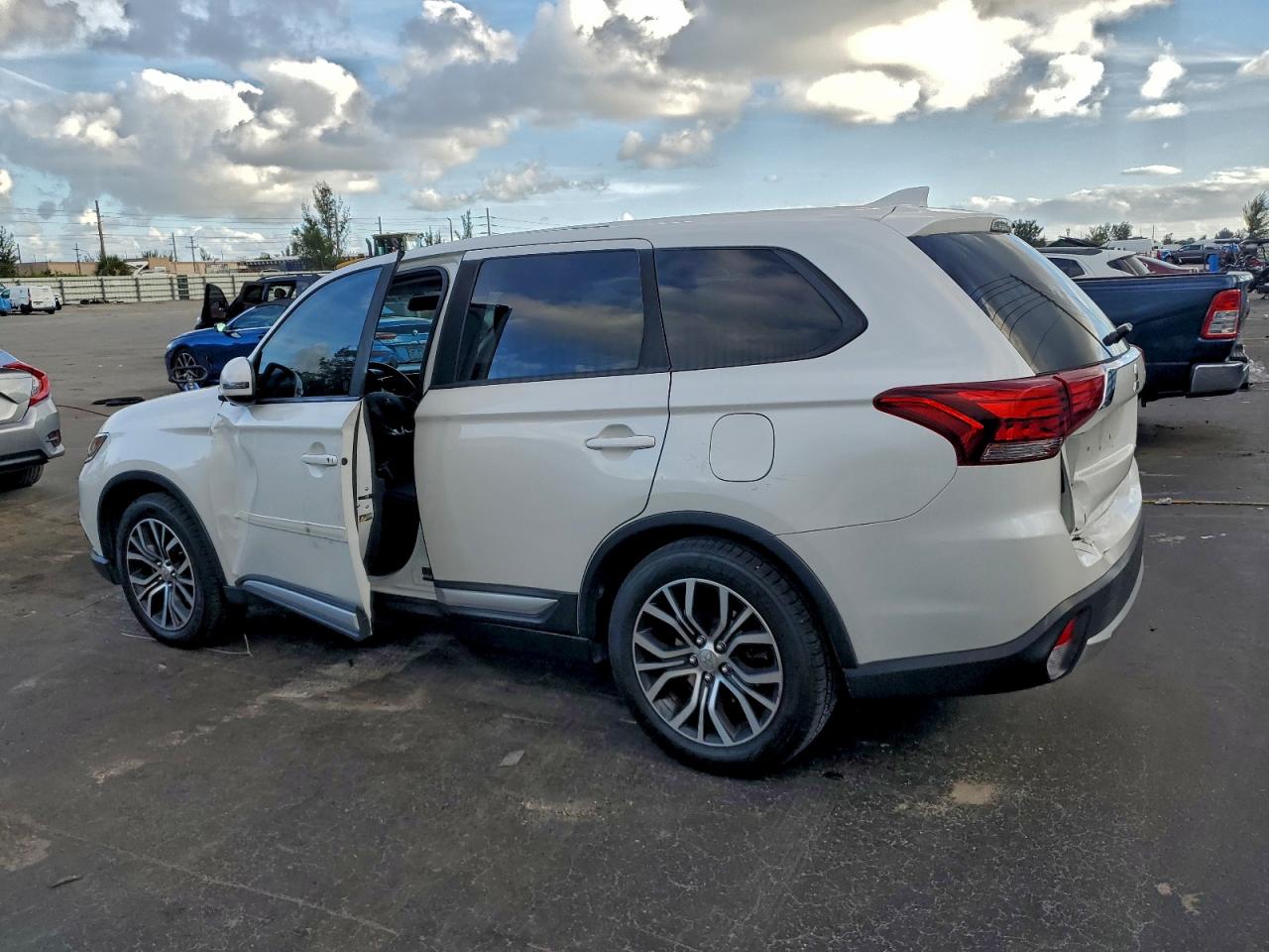 2018 MITSUBISHI OUTLANDER SE photo 2