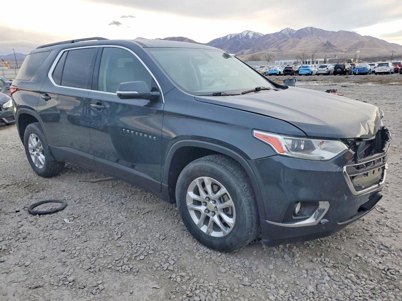 2019 CHEVROLET TRAVERSE LT photo 4