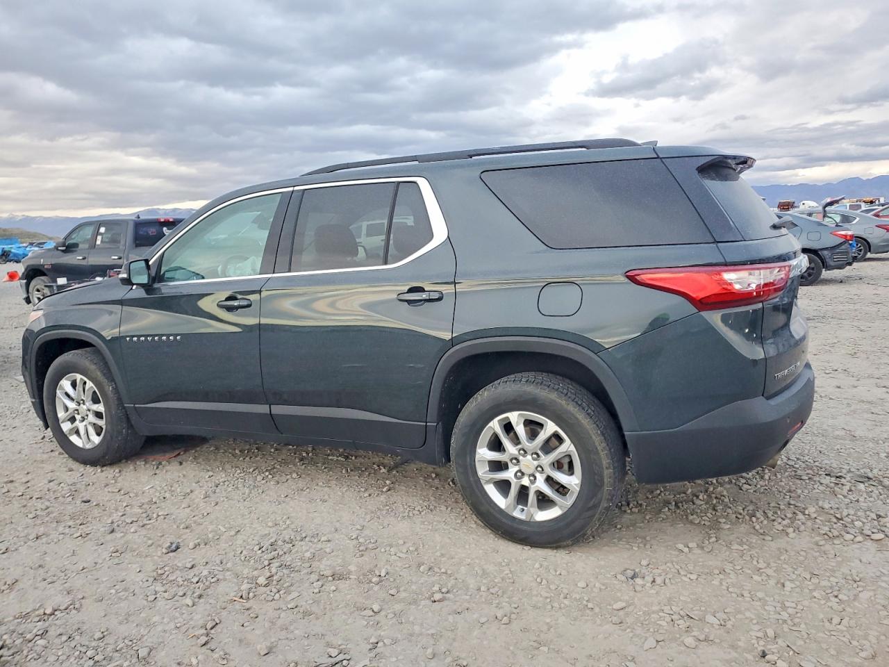 2019 CHEVROLET TRAVERSE LT photo 2