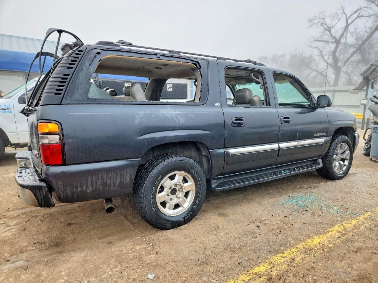 2004 GMC YUKON XL photo 3