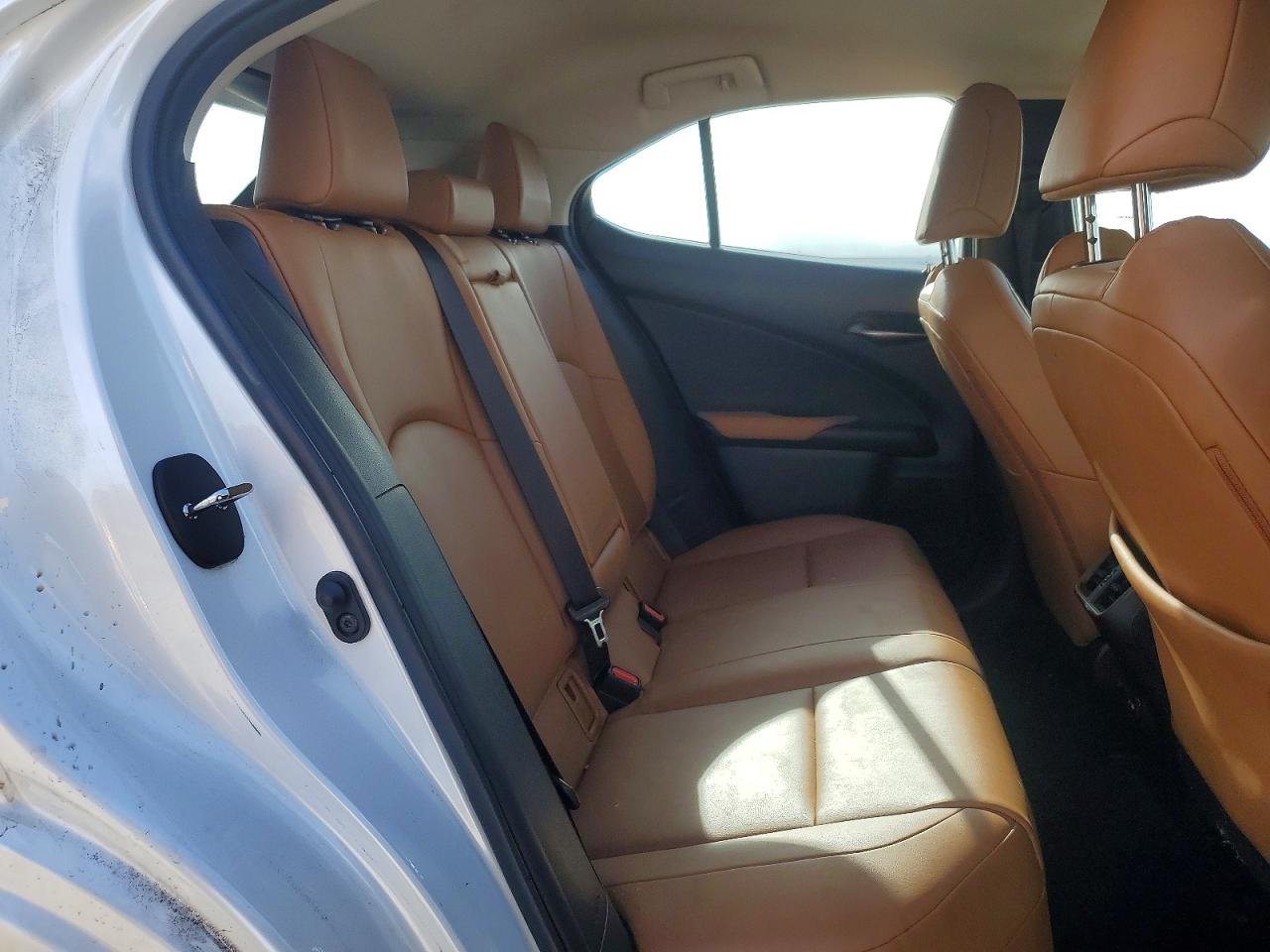 2021 LEXUS UX 200 photo 28