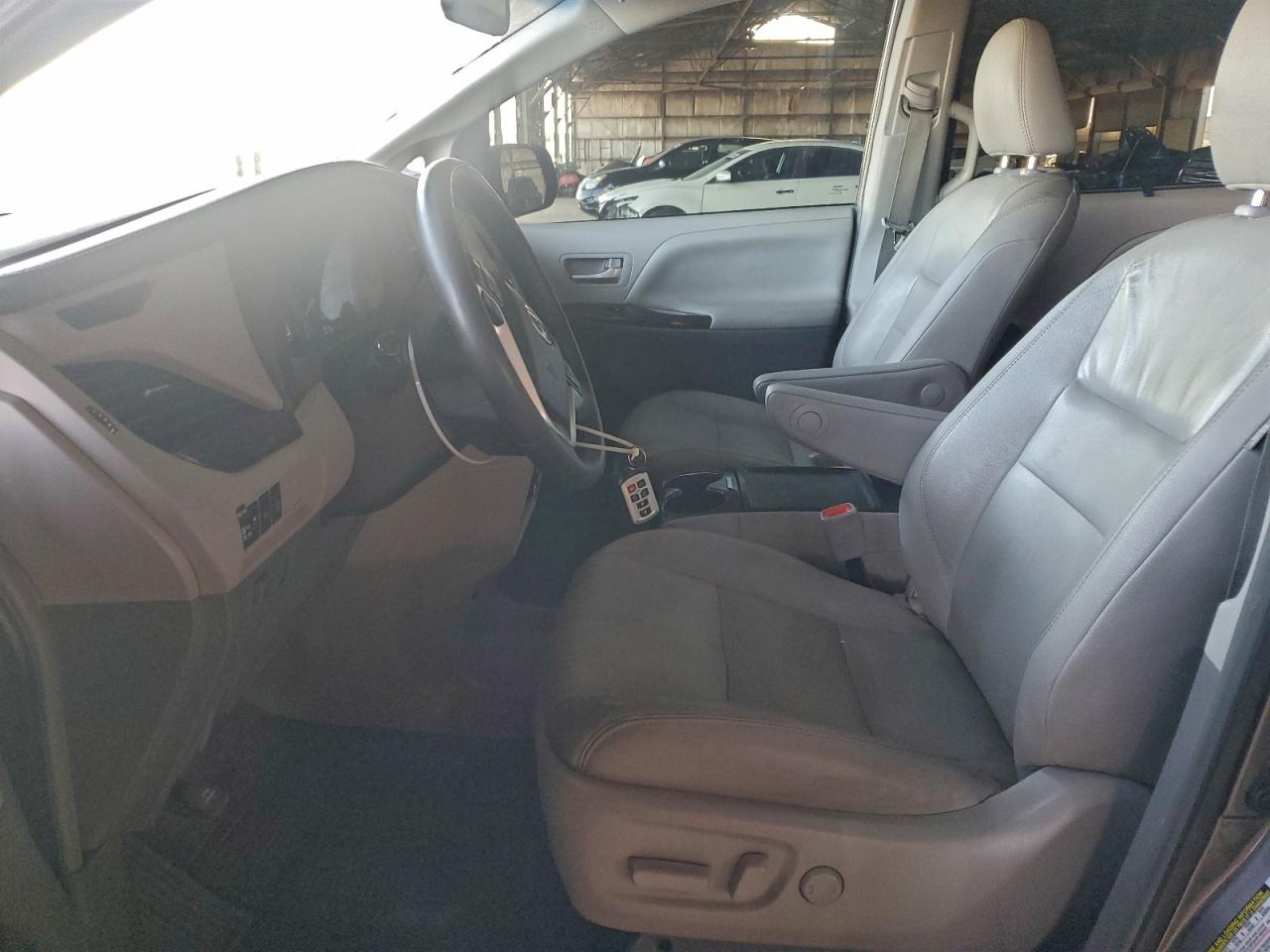 2017 TOYOTA SIENNA XLE photo 13