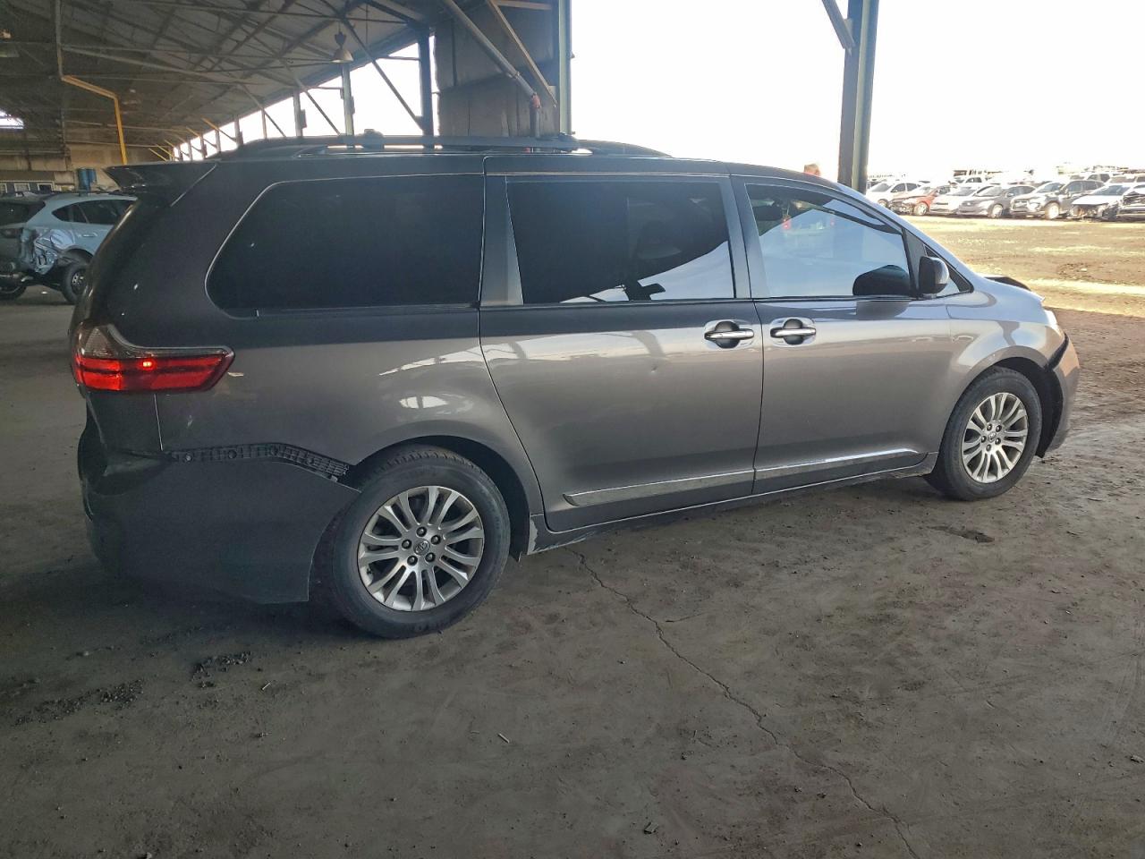 2017 TOYOTA SIENNA XLE photo 5