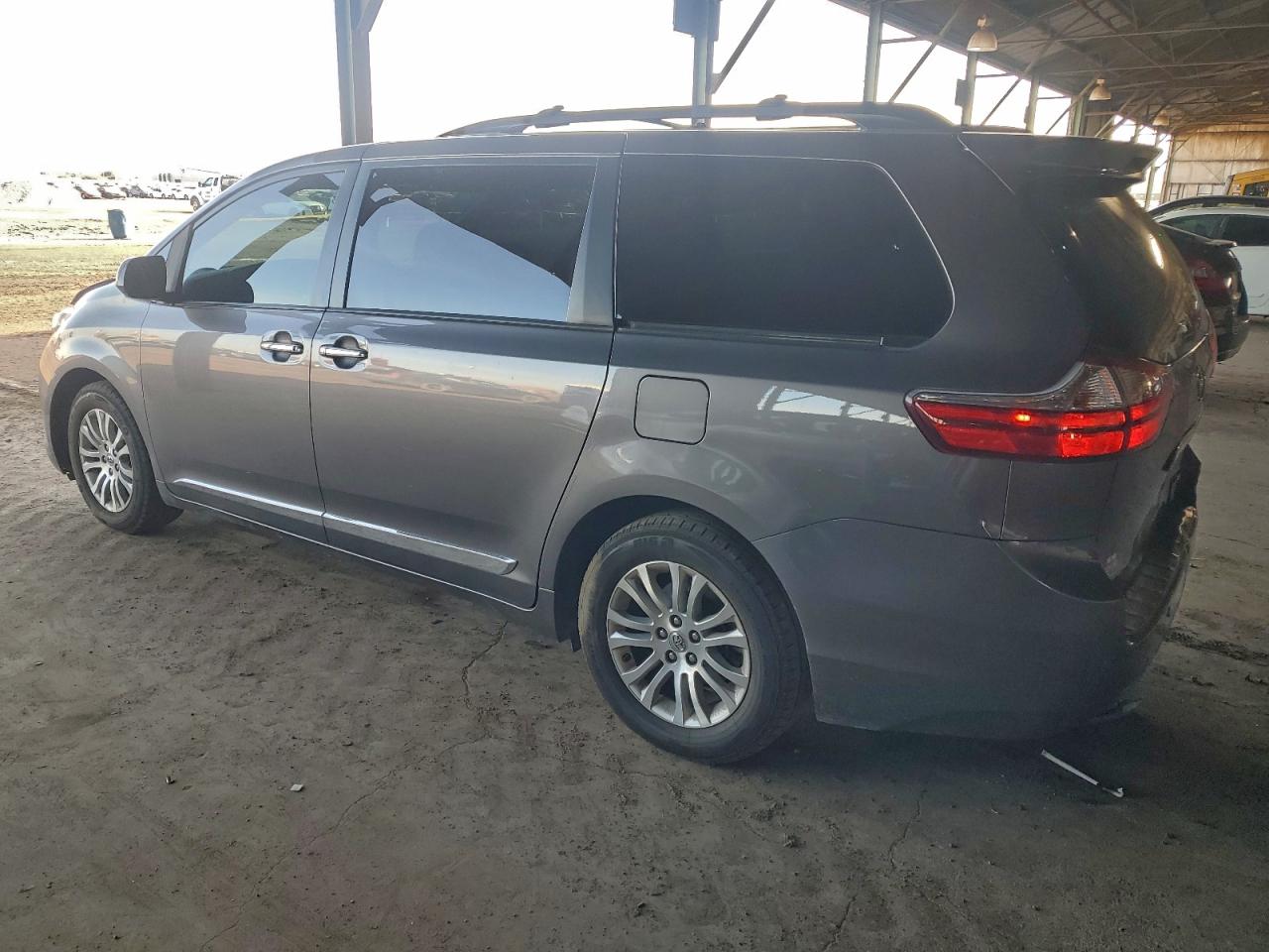 2017 TOYOTA SIENNA XLE photo 3