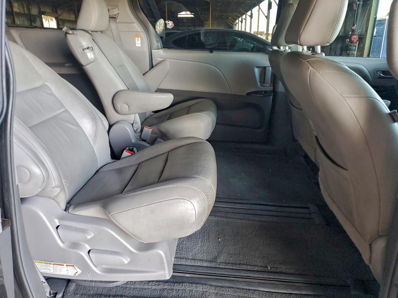 2017 TOYOTA SIENNA XLE photo 21