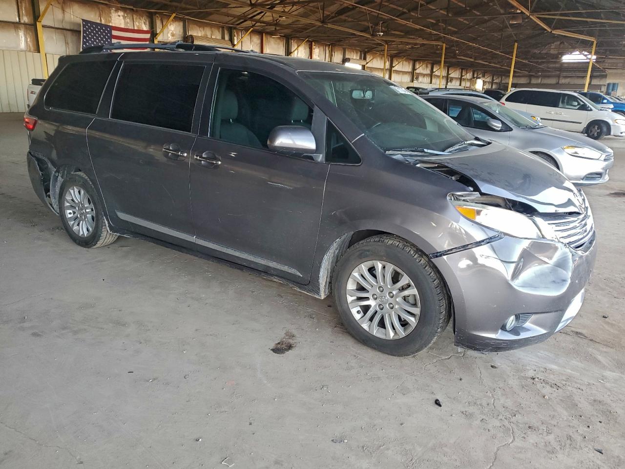 2017 TOYOTA SIENNA XLE photo 7