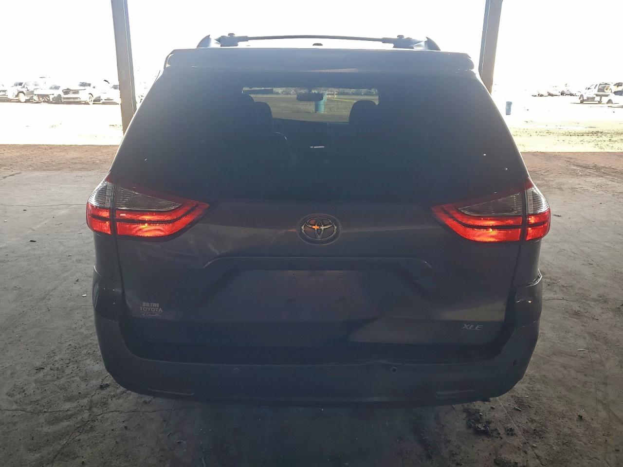 2017 TOYOTA SIENNA XLE photo 11