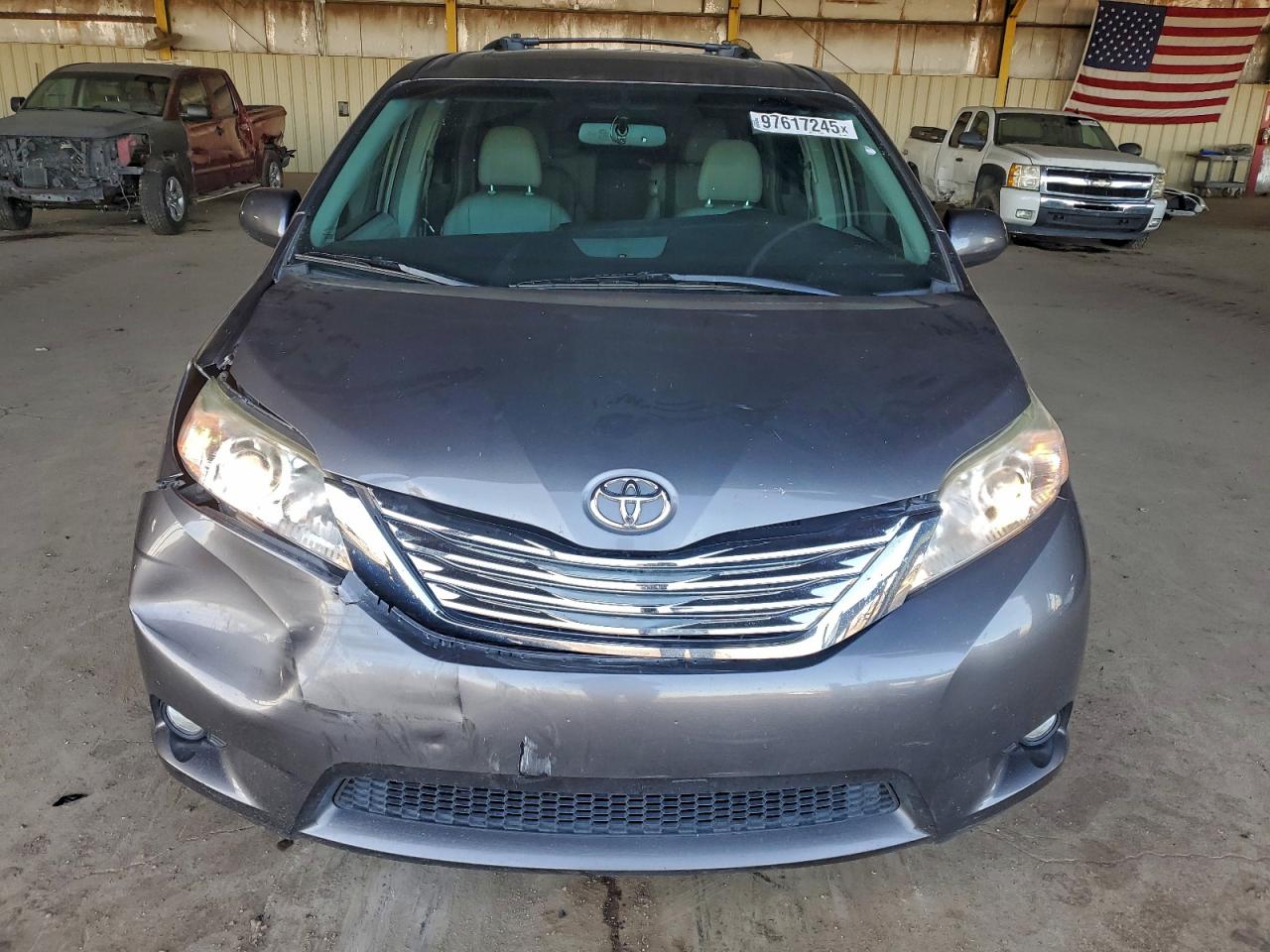 2017 TOYOTA SIENNA XLE photo 9
