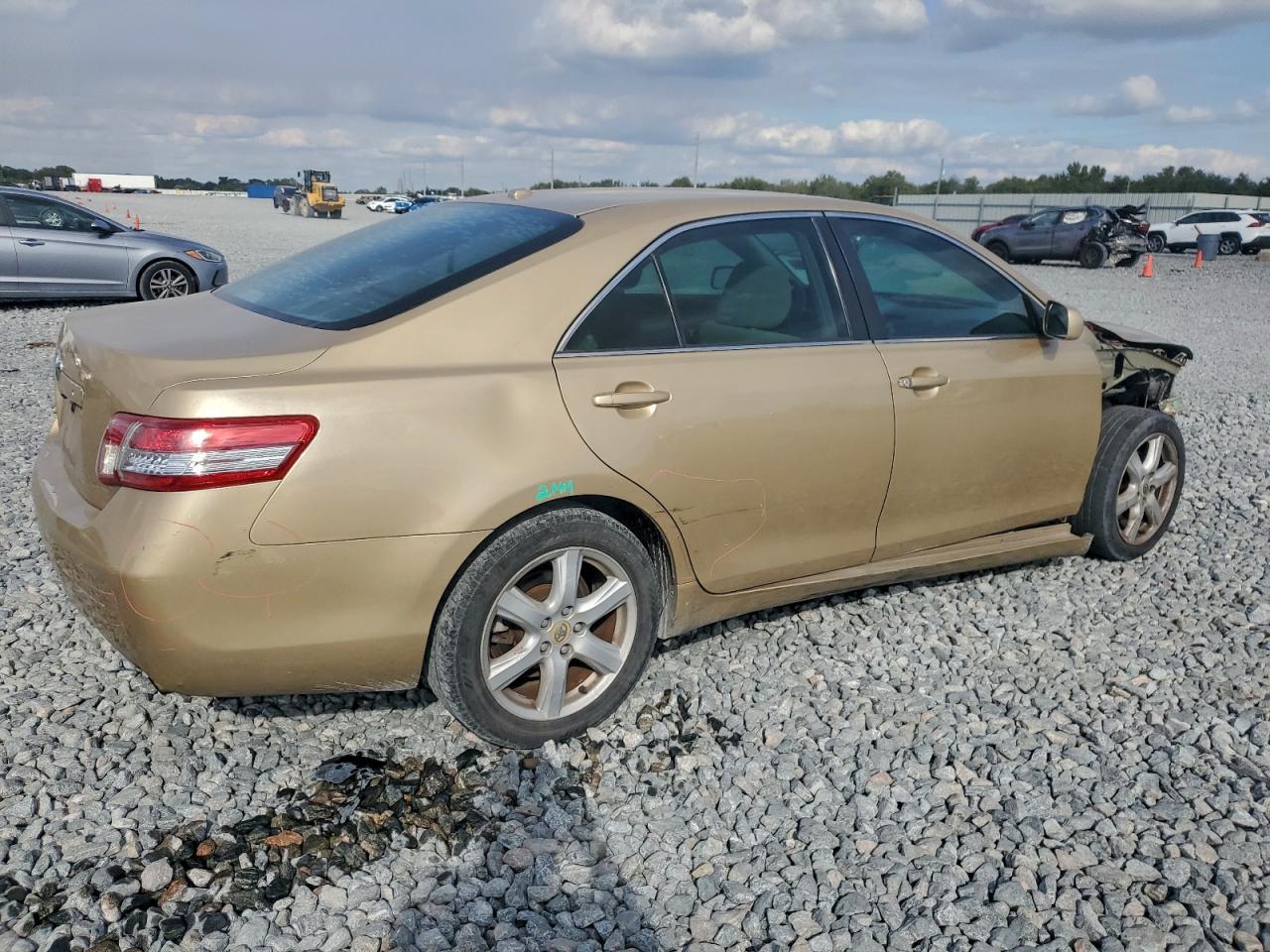 2010 TOYOTA CAMRY BASE photo 3