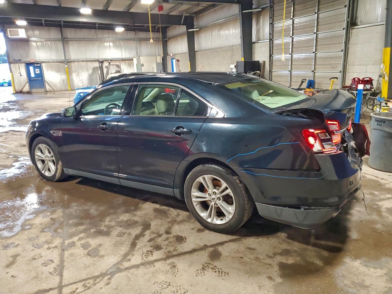 2014 FORD TAURUS photo 2