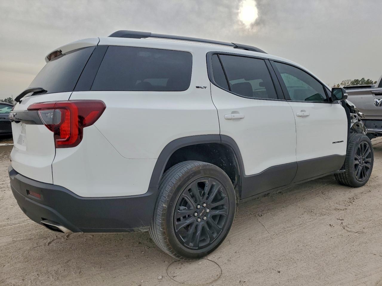 2023 GMC ACADIA SLT photo 3