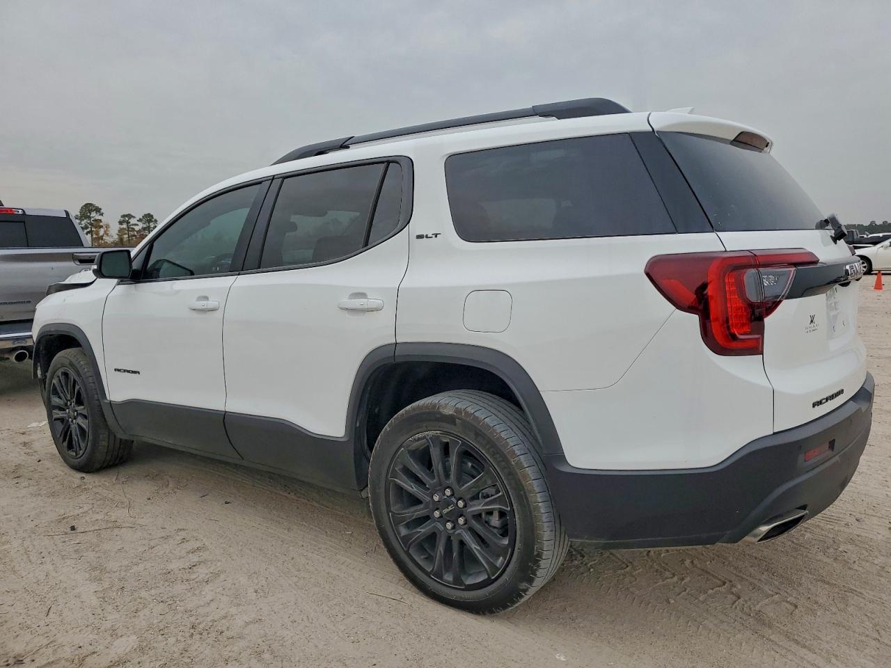 2023 GMC ACADIA SLT photo 2