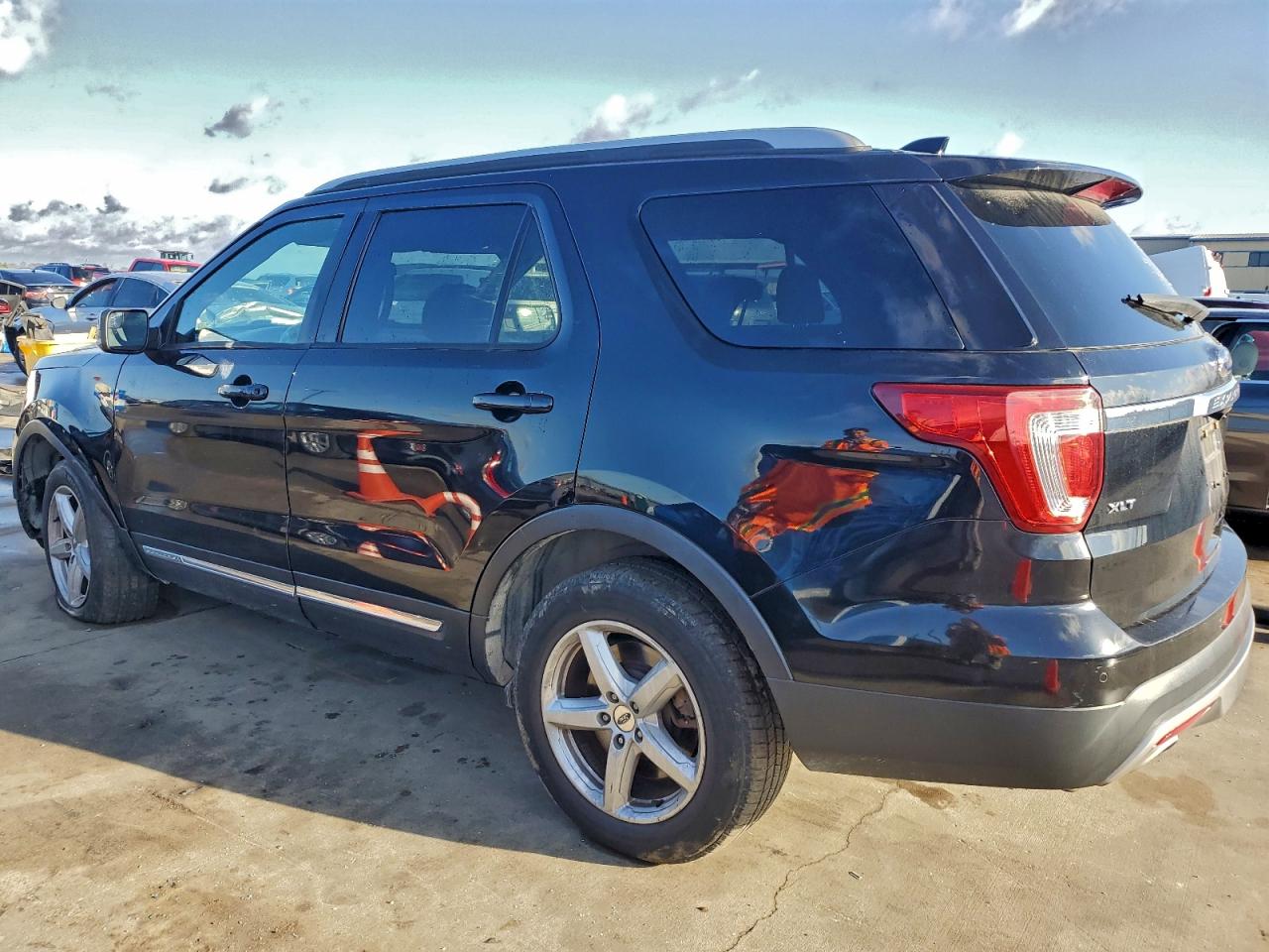 2017 FORD EXPLORER XLT photo 3