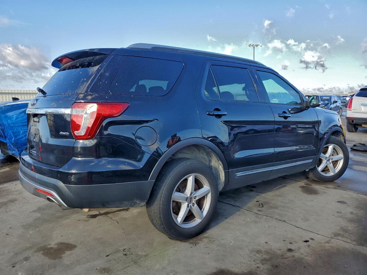 2017 FORD EXPLORER XLT photo 5